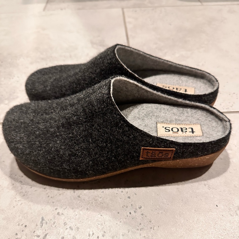 Taos Wool Mule Clogs Dark Grey
Like new - only worn a few times indoors
Size 40